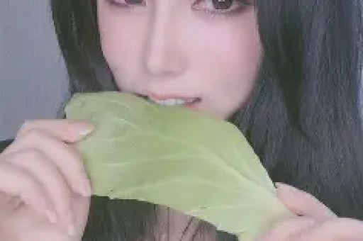 炸裂！司晓迪凌晨甩黑色吊带美照评论区从吃瓜到吐槽吵翻了天